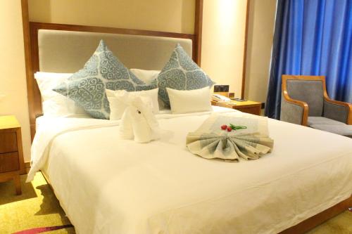 Ένα ή περισσότερα κρεβάτια σε δωμάτιο στο Fu Hua International Hotel Dunhuang
