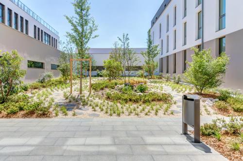 a garden in the middle of a building at B&B HOTEL Paris Sud Chatenay Malabry in Châtenay-Malabry