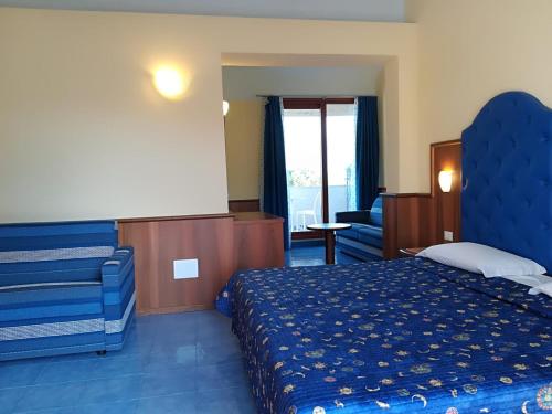 Postel nebo postele na pokoji v ubytování Kalos Hotel