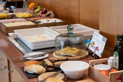un buffet con una mesa con comida. en Catalonia Bristol, en Sant Andreu de la Barca