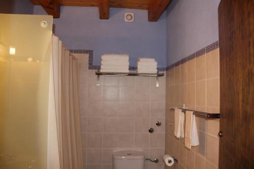 Koupelna v ubytování Apartaments La Taverna dels Noguers