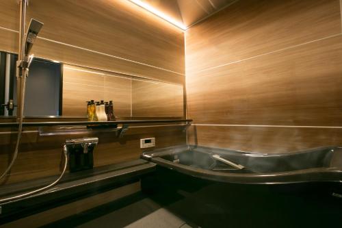 京都市にあるHotel Banister Kyotoのバスルーム(シンク、バスタブ付)