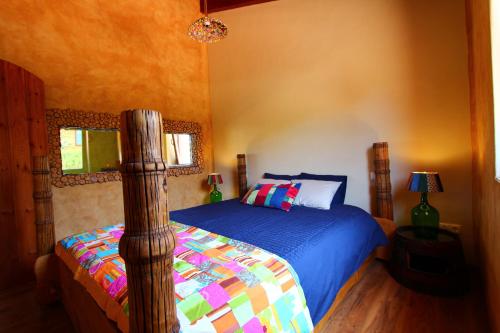 A bed or beds in a room at Vida Pura Apartments