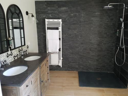 a bathroom with two sinks and a shower at Domaine de la Fauvriere in Sainte-Honorine-de-Ducy