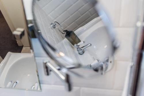 A bathroom at Cairn Hotel 