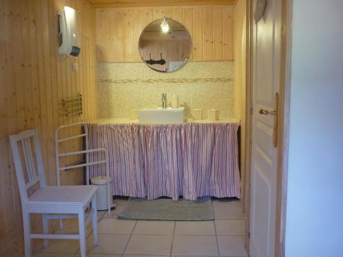 Massillargues-AttuechにあるEntre Vignes et Oliviersのバスルーム(テーブル、シンク、鏡付)