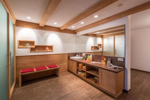 A kitchen or kitchenette at Hotel Alpenfrieden