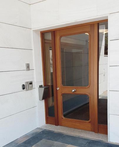 a wooden door on the side of a building at Smart Urban Orio in Orio