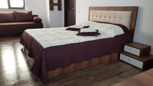 1 dormitorio con 1 cama grande y 1 sofá en Studio Leon, en Constanţa