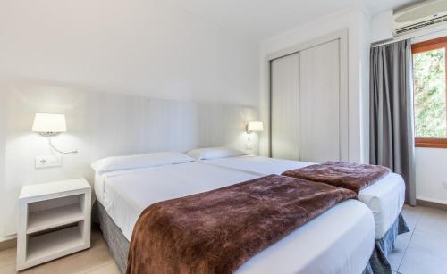 En eller flere senge i et værelse på BLUESEA Ses Cases d'Or