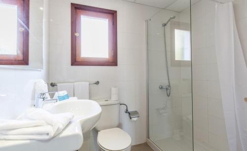 A bathroom at BLUESEA Ses Cases d'Or