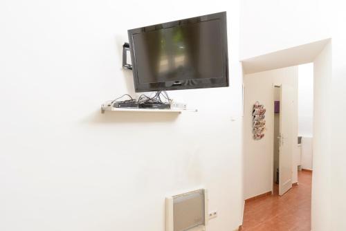 A television and/or entertainment center at Van der Nüllgasse by welcome2vienna