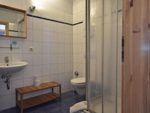 レリクにあるSpacious Apartment in Rerik Germany near Seaのバスルーム(トイレ、洗面台、シャワー付)