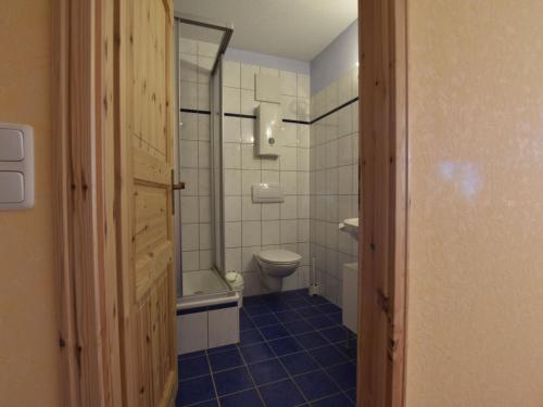 レリクにあるSimplistic Apartment in Rerik Germany with Gardenのバスルーム(トイレ、シャワー、シンク付)