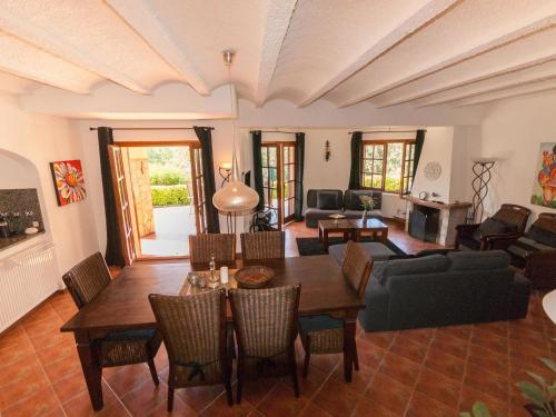 Posedenie v ubytovaní Modern villa with private pool near the sea