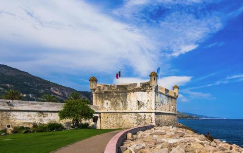 Menton smartworking and relax on the beach, seaview