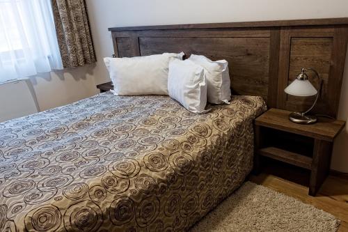 Una cama o camas en una habitación de Pensiunea Görgő Panzió