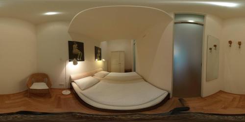 ライプツィヒにあるFerienwohnung Leipzig Floßplatzのベッドルーム1室(白い大型ベッド1台付)