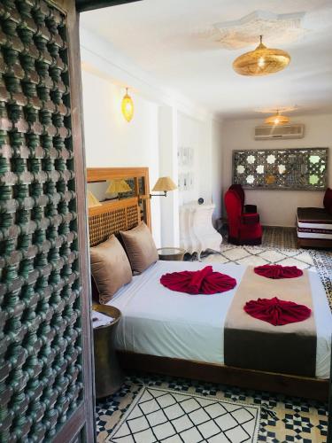 Una cama o camas en una habitación de Riad Dar Tmania