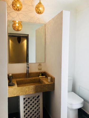 Un baño de Riad Dar Tmania