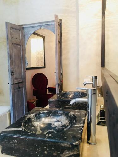 Un baño de Riad Dar Tmania