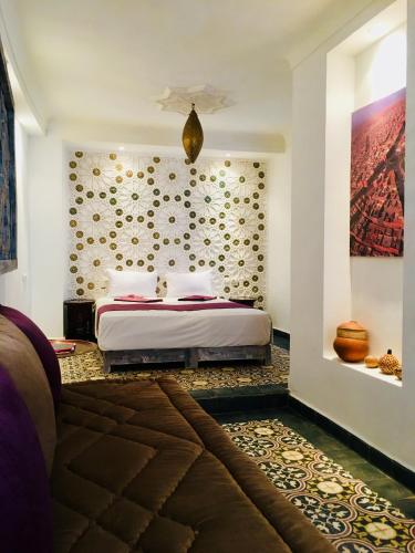 Una cama o camas en una habitación de Riad Dar Tmania
