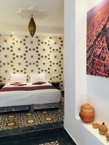 Una cama o camas en una habitación de Riad Dar Tmania