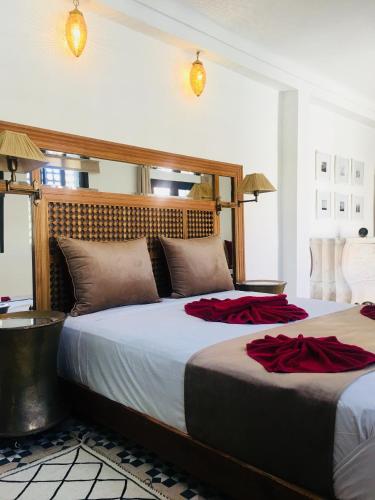 Una cama o camas en una habitación de Riad Dar Tmania