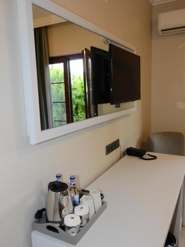 TV a/nebo společenská místnost v ubytování Elia Hotel Cunda by Ortunc