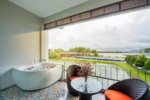Un balcón o terraza en Baan Rim Ao