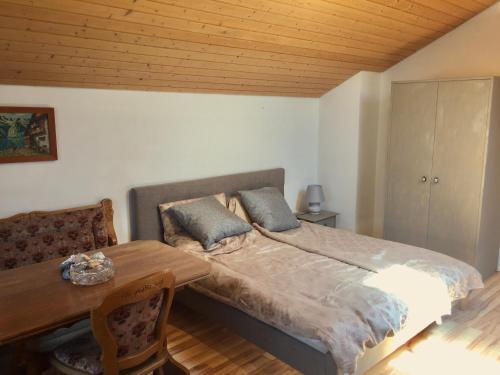 1 dormitorio con cama y techo de madera en Bavarian Holiday Home - A94 Autobahn en Oberheldenstein