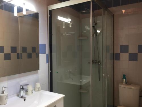 La salle de bains est pourvue d'une douche, d'un lavabo et de toilettes. dans l'établissement Minnie, au Tréport
