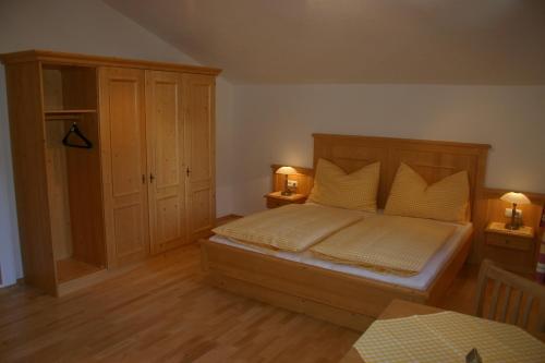 Tempat tidur dalam kamar di Stallerhof