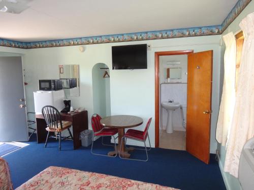 Телевизор и/или развлекательный центр в Pine Ridge Motel