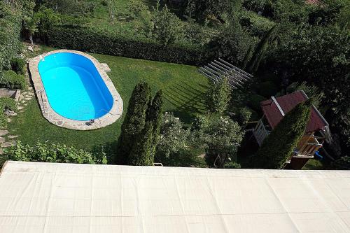 una vista aérea de una piscina en un patio en Margarita Hotel en Varna