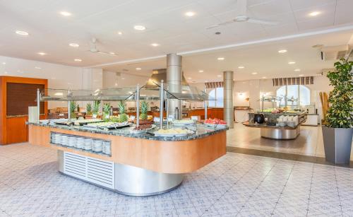 カラ・ドールにあるBLUESEA Es Boleroの食べ物が置かれたカウンターのあるレストラン