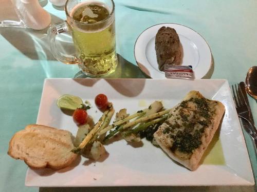 einen Teller mit Essen und ein Glas Bier in der Unterkunft Sok San Beach Resort in Koh Rong