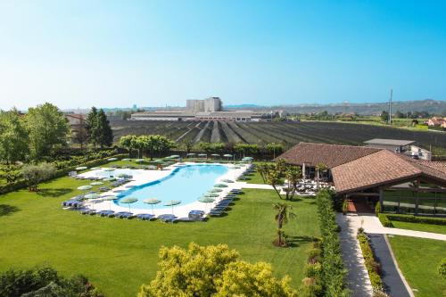 Utsikt mot bassenget på Villa Quaranta Tommasi Wine Hotel & SPA eller i nærheten