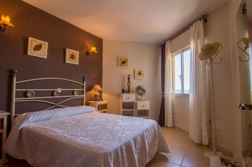 トレモリノスにあるSanta Amalia 51 by IVI Real Estateのベッドルーム(ベッド1台、窓付)