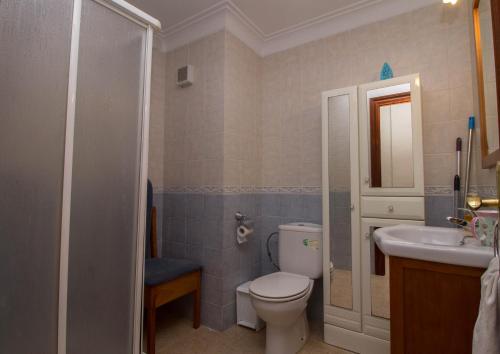 トレモリノスにあるSanta Amalia 51 by IVI Real Estateのバスルーム(トイレ、洗面台付)