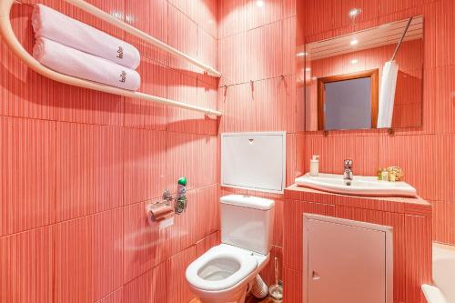 モスクワにあるInnDays on Shabolovkaのバスルーム(トイレ、洗面台、鏡付)