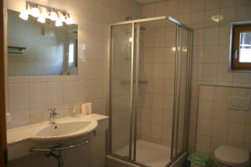 A bathroom at Stallerhof