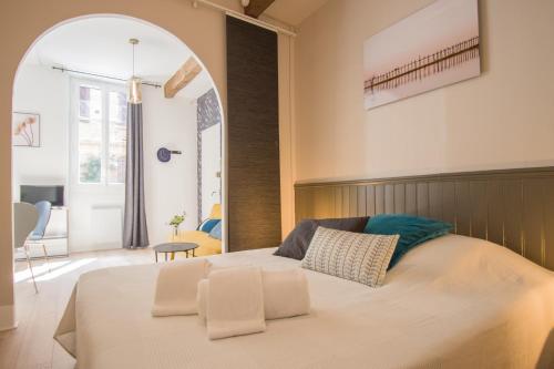 ein Schlafzimmer mit einem großen Bett in einem Zimmer in der Unterkunft La Dame du Taur by Cocoonr in Toulouse
