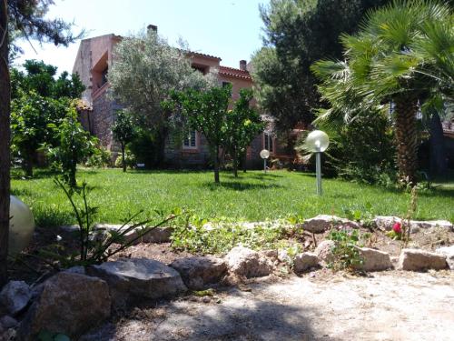 A garden outside B&B L'amaca della felicità