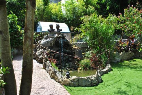 a fountain in a garden with two people sitting on it at Hospedaje Javier - ALOJATEISLA in Isla