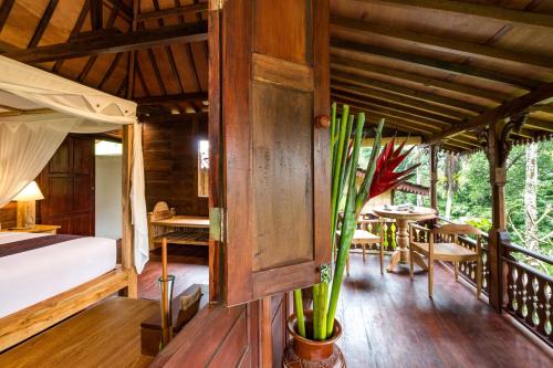 Postel nebo postele na pokoji v ubytování Villa Be Bali Hut Farm Stay