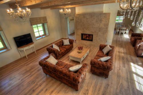 an overhead view of a living room with couches and a table at Villa Pillapalu in Pillapalu