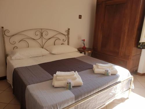 sypialnia z łóżkiem z dwoma ręcznikami w obiekcie Appartamento Emilia w mieście Cupra Marittima