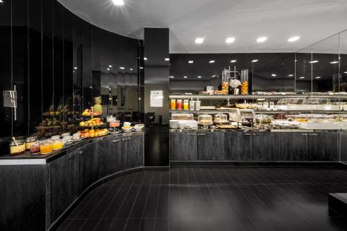 a restaurant with a buffet of food on display at LHP Hotel River & SPA in Florence