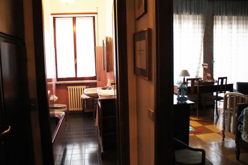 corridoio con camera con tavolo e finestra di big room in Milano center a Milano